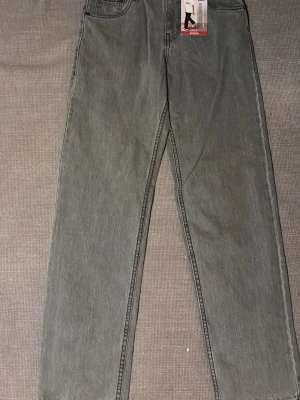 Grå loose taper jeans från Levi's - Snygga grå jeans från Levi's med loose fit över låren och avsmalnande ben. Modellen är Loose Taper och byxorna har stretch för extra komfort. Perfekta för en avslappnad och trendig stil.