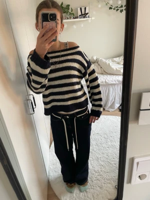 Randig stickad tröja i marinblått och vitt - stickad tröja med breda marinblå och vita ränder. I storlek 146/152 men passar mig som har storlek xs/s!