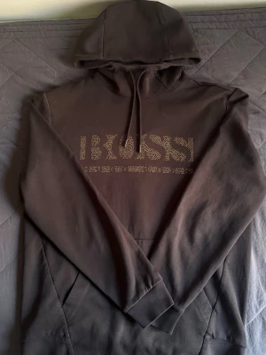BOSS hoodie svart - Svart hoodie från boss, passformen är regular och passar folk som har M/L. Kom dm för mer frågor och bilder