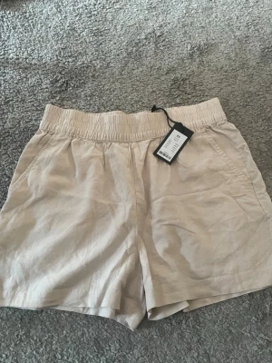 Linne shorts  - Oanvända linne shorts från lager 157 i storlek xs. Passar perfekt inför sommaren.     !Ny med prislapp på! 