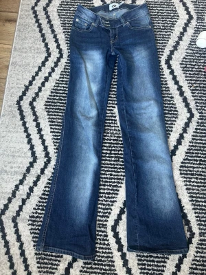 Blå bootcut jeans  - Säljer ett par snygga blå low Rise bootcut jeans från 157. Helt nya och har använts 1 gång 💞😊😊