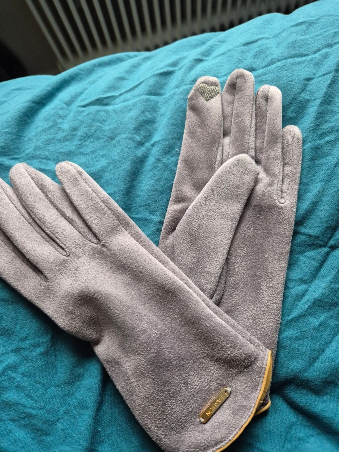 Grå mockahandskar  - 1