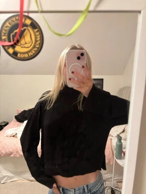 Svart polotröja  - Säljer denna sköna och snygga tröjan från hm, den har en liten slits på varje sida! 