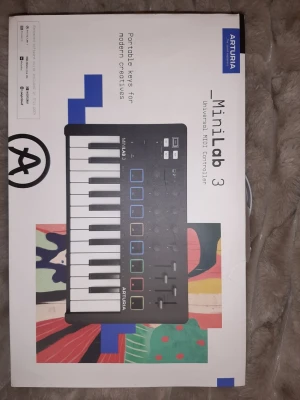 Arturia Minilab 3 MIDI-kontroller - Säljer Arturia Mini Lab 3. Helt ny och oanvänd Alla tillbehör medföljer (USB-kabel, manualer, originalinnehåll) Produkten har aldrig använts Ytterkartongen är lite trasig upptill (syns på bild), men själva enheten är i perfekt skick