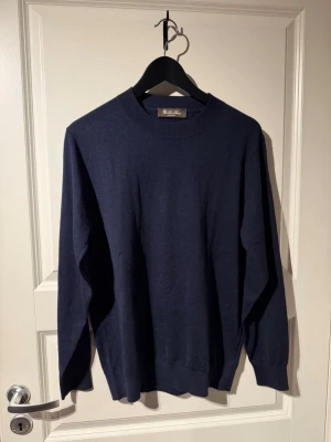 Loro piana tröja - Sjukt snygg och premium loro piana sweater. Jag skämtar inte när jag säger att det här är den absolut skönaste och mest kvalitativa tröjan jag någonsin haft. Passar stl m. Använd väldigt varsamt och är i mycket fint skick. Frågor? Bara att skriva. Allt gott, mvh Noah
