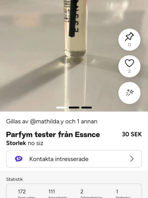 Parfymtest från Essnce - Liten parfymtest i genomskinlig glasflaska från Essnce. Flaskan är cylinderformad med svart text på etiketten och innehåller en ljusgul vätska. Perfekt för att prova en ny doft eller ha med i väskan.