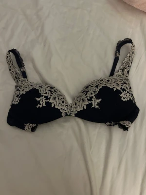 Intimissimi gioa pretty flowers- Push up-bh - Snygg marinblå bh med vadderade kupor och dekorativ vit spetsbrodyr över kuporna och banden. Justerbara axelband och hakknäppning bak🩷🩷