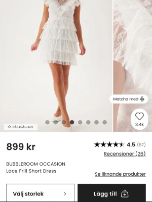 Vit spetsklänning med volanger - Söt vit kortklänning i spets med volangdetaljer och v-ringad rygg. Klänningen har korta ärmar och ett romantiskt mönster. Perfekt för sommarens alla tillfällen och ger en fräsch och feminin look. Använd en gång. Perfekt till studenten. Står ej storlek men gissar på L