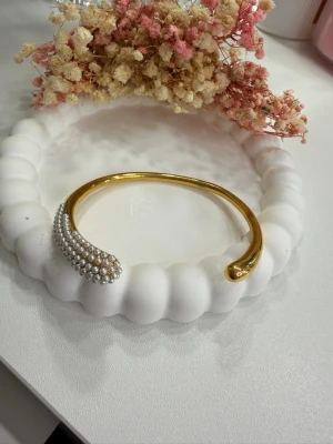 18k guldpläterat armband - Stilrent armband tillverkat av rostfritt stål .  dekorerat med små vita pärlor som ger en lyxig och trendig känsla. Perfekt accessoar för att lyfta din outfit med en elegant touch.