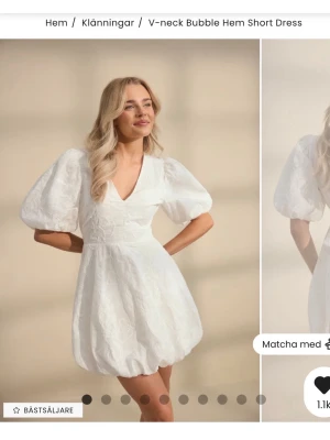 Vit studentklänning med puffärmar - Superfin vit kort klänning med v-ringning och stora puffärmar. Klänningen är endast testad en gång, lapparna sitter kvar. Slutsåld på hemsidan