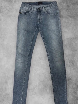 Tiger of sweden jeans  - Ett par jeans från tiger of sweden i ljusblå färg. passar dig som gillar väldigt slim fit jeans. W29 L32