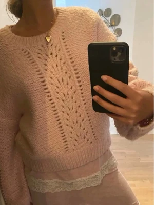 Stickad tröja & Other Stories  - Säljer denna så fina stickade tröjan från & Other Stories, fint skick!💗💗