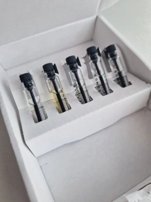 Essnce  Parfymprover 5-pack - 2ml x 5 i dofterna Belle femme, coco bout you, milky flowers, dewy dessert och signature vang.