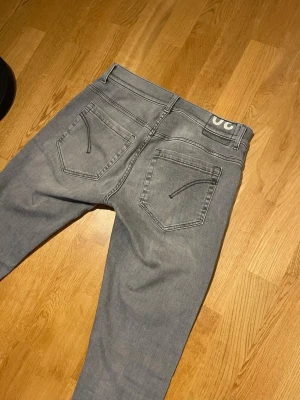 Dondup George  - Dondup George jeans – strl 30 Stilrena jeans i premium denim 👖🔥 Skön passform och hög kvalitet. Passar perfekt till både vardag och fest 😎✨
