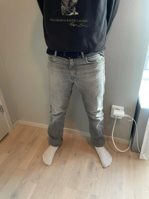 Replay Thad 150cm - En par lite schysstare replay jeans med mycket fin passform, dom är i storlek 150/12a. Modellen är 157cm Nypris ca 900 mitt pris 400