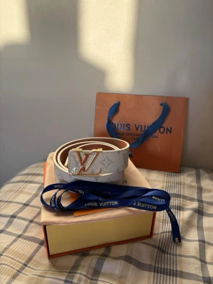 Säljer ett vitt bälte som är helt ny  - Jag har aldrig använt den här bältet och den är till salu pågrund av att jag vill rensa min garderob. Sälj billigt så skicka pris förslag och jag accepterar dirket även om de är lite 