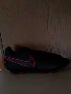 Svart/röda Nike tiempo fotbollsskor - Säljer ett par helt nya Nike fotbollsskor. Ny pris 1100kr. Pruta om ni orkar