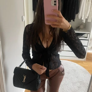 Spetstopp - Snygg spetstopp med knyte från nelly använd 1 gång.  