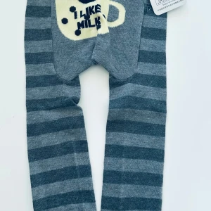 Grå randiga strumpbyxor med panda-motiv - Säljer ett par söta grå randiga strumpbyxor från Babyizu med ett gulligt panda-motiv och texten 'I LIKE MILK' på baksidan. Perfekta för att hålla små ben varma och stiliga. 🐼🥛2-3år. 