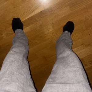 Jack&jones jeans - Säljer ett par grå Jack and Jones  jeans med egna slitage med en avslappnad passform som går och matcha till typ allt släpper 400