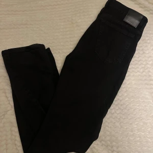 Jeans - Low waist jeans från bikbok, aldrig använda. Waist 25 och length 35, passar mig i längden som är 160