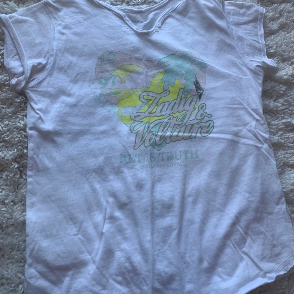 Säljer en vit t-shirt från Zadig & Voltaire med ett färgglatt tryck på framsidan. Står inte vilken storlek det är men skulle säga storlek xs. Mycket bra skick!🤗. T-paidat.
