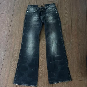 Mörkblått jeans från reactive - Midjemått: 37 tvärs över, Innerbenslängd: 80 cm