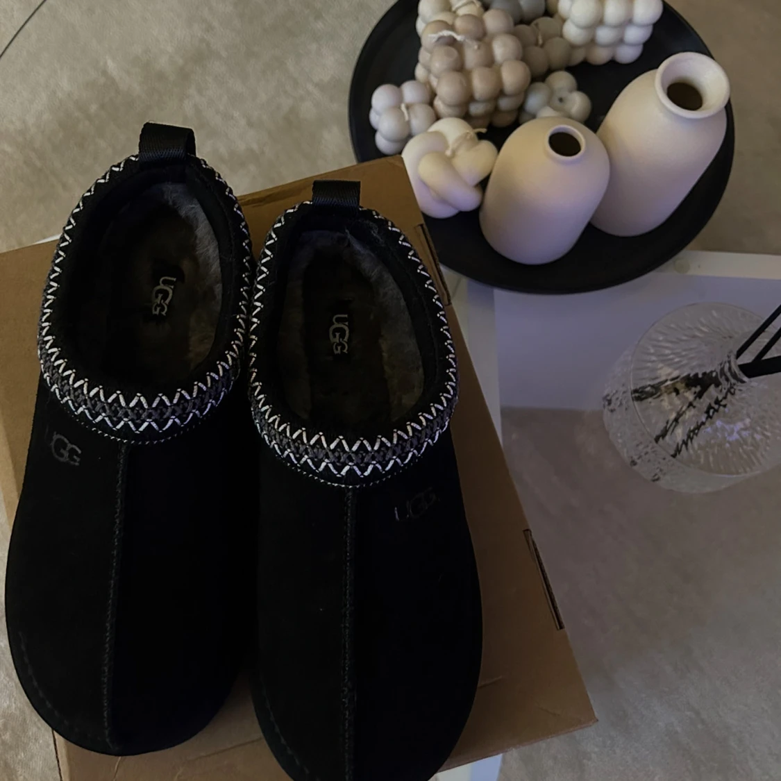 Svarta tofflor från UGG - 1