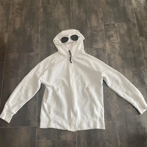 Vit zip hoodie från Cp Company - Vit zip hoodie, knappast använd inga defekter, strl M