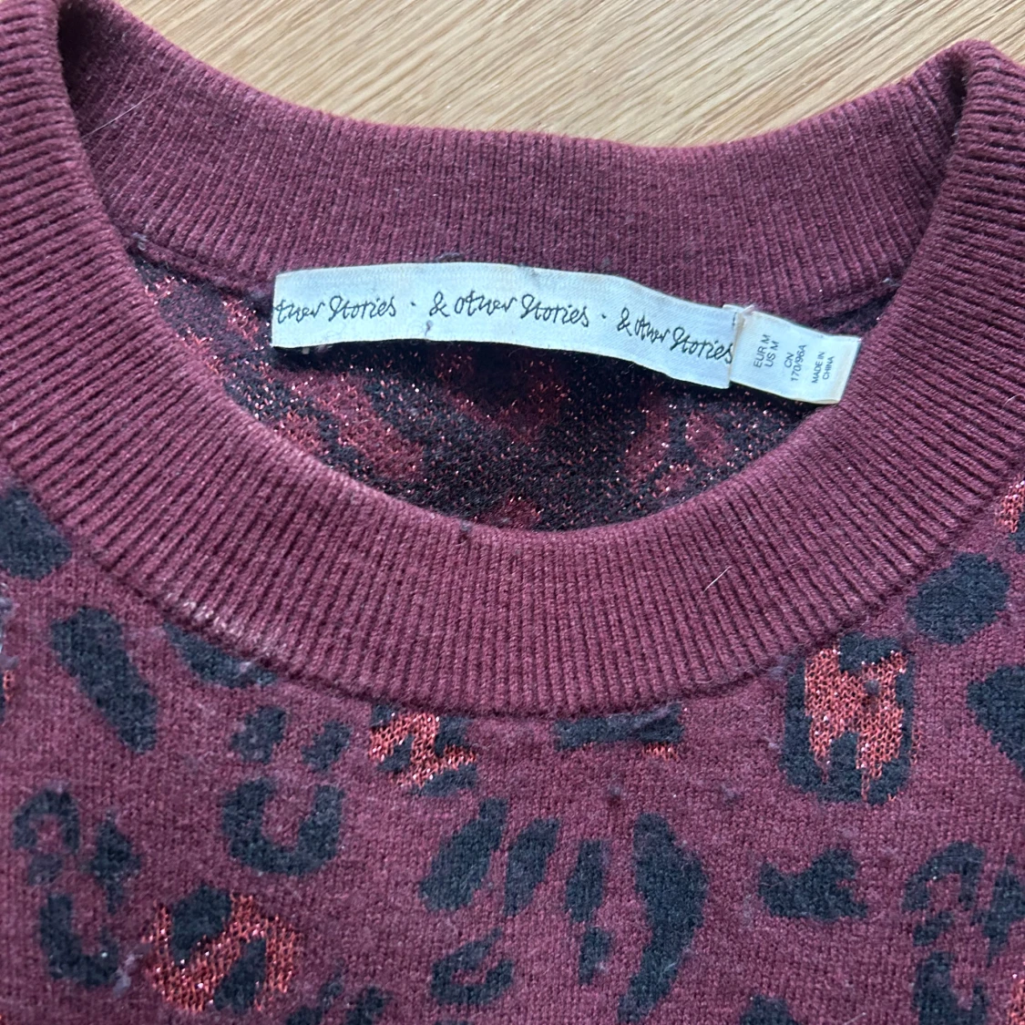 Vinröd leopardmönstrad tröja från & Other Stories - 2