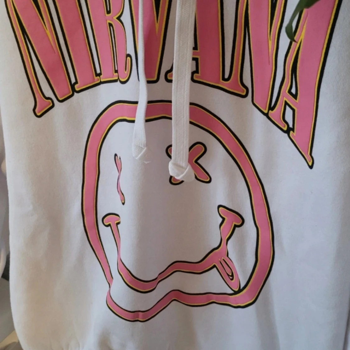 Vit Nirvana hoodie med rosa tryck - 1