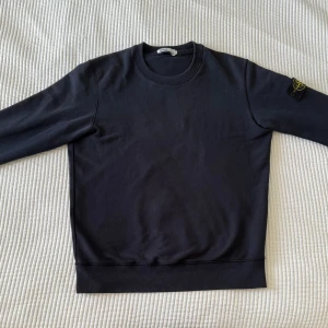 Stone island sweatshirt - Säljer denna lyxiga stone island tröja som är i ett roligt fint skick och inga defekter. Tröjan är äkta och köpt på stone island butik. Stone island bag följer med. Kan gå ner i pris vid snabbt köp. Vid minsta fundering är det bara att höra av sig!