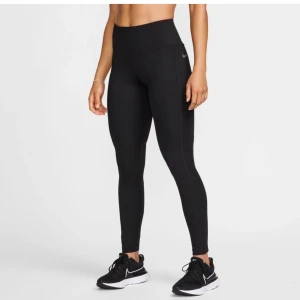 Nike träningstights - Svarta träningstights från Nike. Tightens har ficka med dragkedja där bak, fickor vid sidor av låren och snörning inuti byxan för att justera vid behov. Medelhögmidja. Nyss köpta.  Säljer då de är för små.