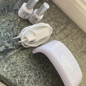 Depend Gel iQ UV-lampa och nagellack - Säljer ett set med Depend Gel iQ UV-lampa och två nagellack. Om man ska fixa naglarna behöver man cleanser base coat och top coat men det säljer inte jag. Mycket kvar i nagellacken och ganska ny UV-lampa.