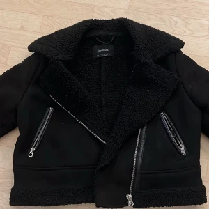  Jacka - Säljer en snygg svart jacka från Zara med mjukt teddyfoder. Väl använd men inte sönder någon stans. Tvättas såklart innan. Nypris 599kr