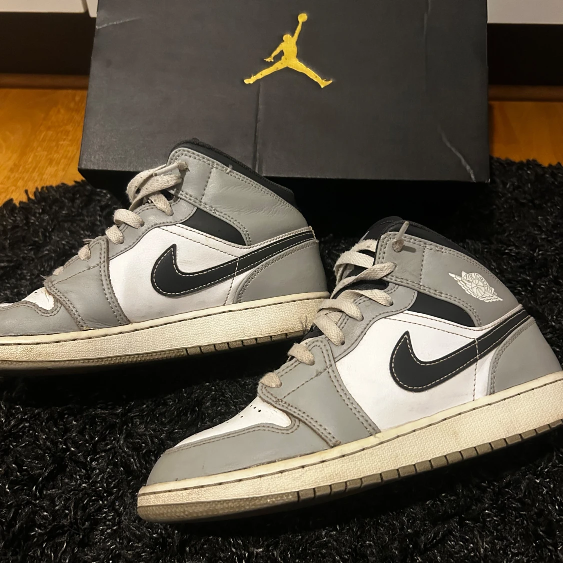 Nike Air Jordans i grått och svart - 1