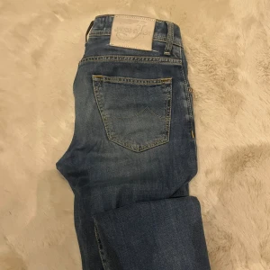 Blå jeans från Jacob Cohen - Snygga blå jeans från Jacob Cohen med många små detaljer och sparsamt använda. Kan gå ner i pris om snabb affär, säljer för de är för stora för mig