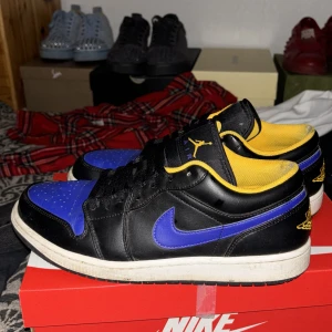 Nike Air Jordans i svart och blått - Snygga Nike Air Jordan1 i svart och blått med gula detaljer. Nypris 2100kr från hypeboost