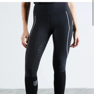 Maya Delorez ridbyxor - Ridbyxor från Maya Delorez. Knappt använda och inga skador. I Storlek L men skulle säga att dom även passar till M.💗