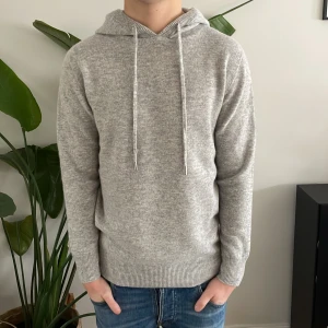 Merinoull Hoodie - En riktigt snygg ljusgrå Hoodie i 100% Merinoull! Storlek S, modellen är 178 cm lång. Bara testad 1 gång, inga defekter! 🌟Hör av dig vid intresse eller minsta fundering😊