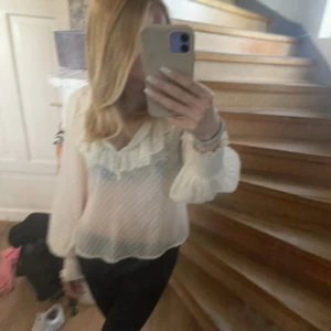 Kräm vit blus!🩷 - Jätte fin kräm vit blus från Zara! Använd fåtal gånger så l super bra skick! Skriv för fråger och funderingar, en bild är lånad!🩷
