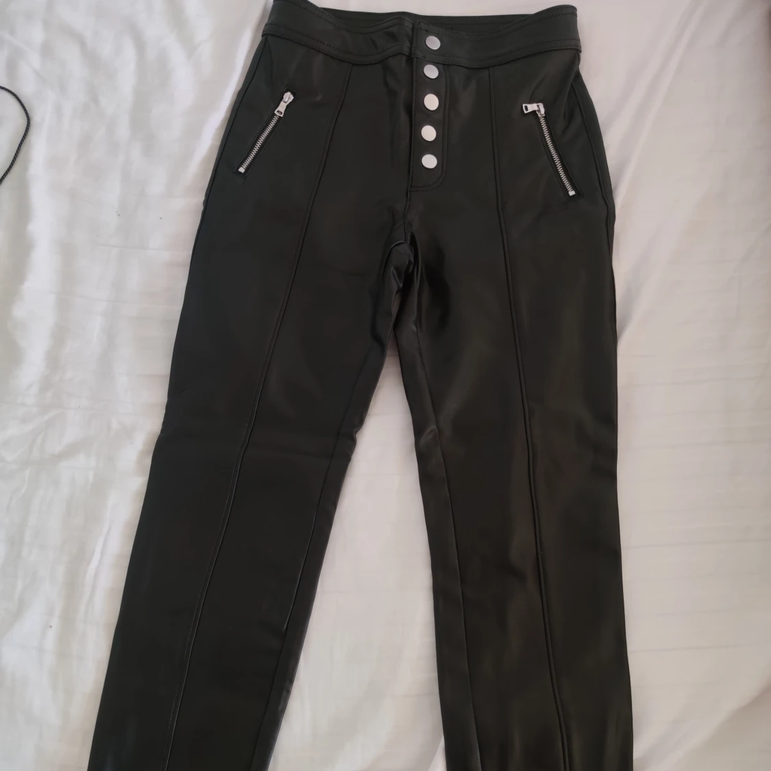 Svarta skinnbyxor med dragkedjor