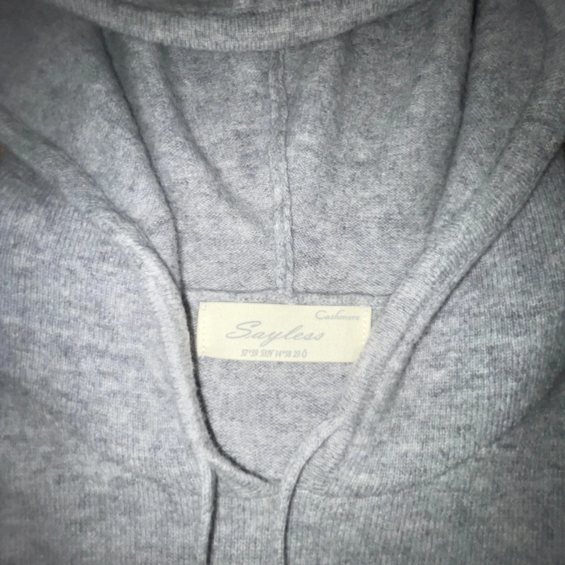 Grå kashmir hoodie från Sayless - 2