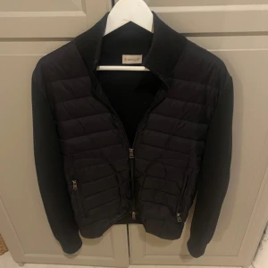 Moncler cardigan  - Säljer nu min Moncler cardigan som är perfekt nu när våren kommer☀️har inte använt jackan mycket och den är väldigt bra skick. Cardiganen e såklart äkta, har lämnat in den på legit check, och manér closet har äktehets kollat den med✅ nypris är runt 12 tusen, men jag säljer den för endast 4199, kan gå ner i pris vid snabb affär! Hör av er för frågor och funderingar 📩