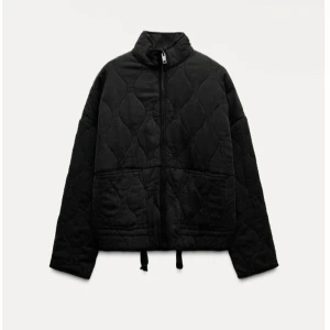 Svart quiltad jacka - Snygg svart quiltad jacka med dragkedja och hög krage. Jackan har en loose passform och justerbara snören i nederkant. Perfekt för kyligare dagar. Har den i storlek M och den är knappt använd 