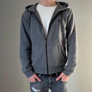 Ralph Louren hoodie - Säljer nu en riktigt snygg Ralph Louren hoodie med dragkedja | Skick 9/10 | Strlk: M | Nypris 2200kr | Hör gärna av er vid fler funderingar! Modellen är 180 cm och väger 70 kg.