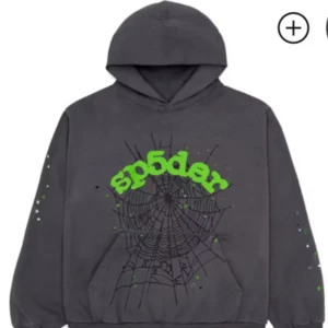 Grå och gul hoodie från Sp5der - Två coola hoodies från Sp5der. Den gråa har ett spindelnätsmönster med gröna detaljer, medan den gula har svarta stjärnor och prickar. Perfekta för en avslappnad stil med en unik touch.