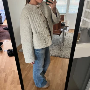Beige quiltad jacka från Zara  - Säljer en snygg beige quiltad jacka med knappar framtill. Aldrig använd 