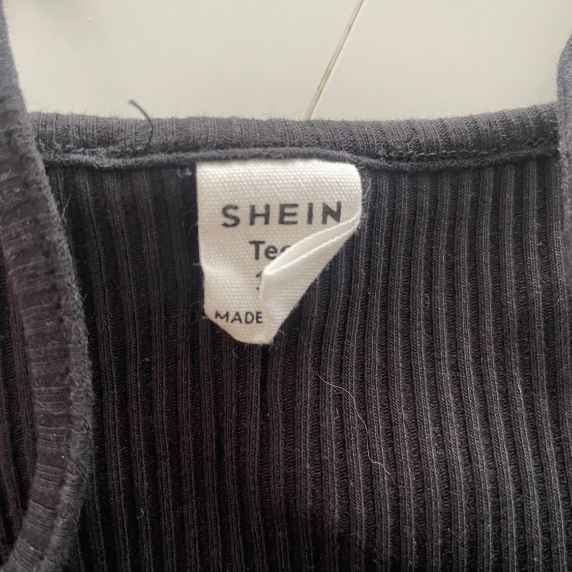 Svart ribbad linnetopp från Shein - 2