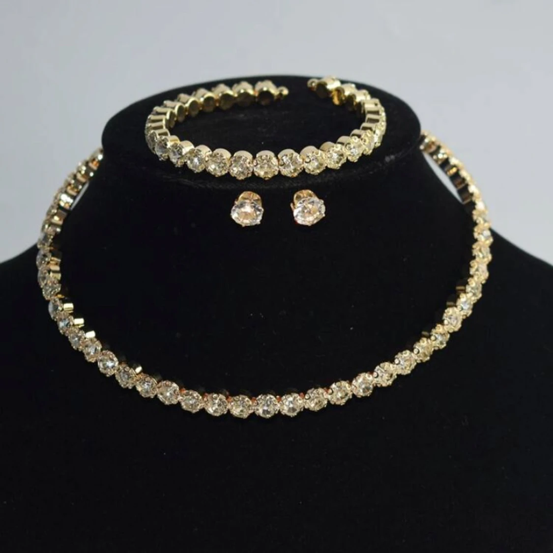 Guldglittrande smyckeset med halsband, armband och örhängen